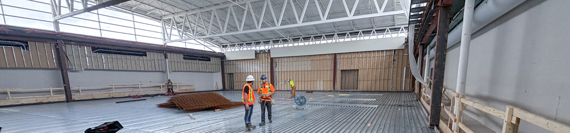 Une photo d'ouvriers à l'intérieur d'une zone de construction